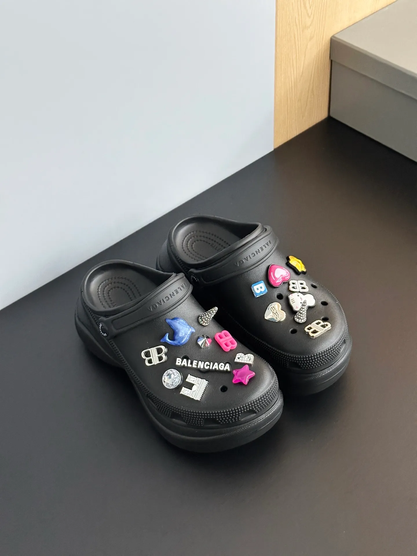 👟👟Ex-factory price 520👟👟 𝗕𝗮𝗹𝗲𝗻𝗰𝗶𝗮𝗴𝗮Heightening Crocs for Couples Original model opening. Original factory data. Men’s and women’s models with different graphics and pattern designs. DIY accessories with matching versions. 6cm heightening modo integrated shoe body structure. Lightweight material with high degree of detail restoration. Code number: 35-41 (40.41 non-refundable) Original packaging